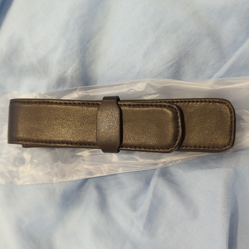 Black leather 6" pen holder new in packaging. For pen enthusiasts.